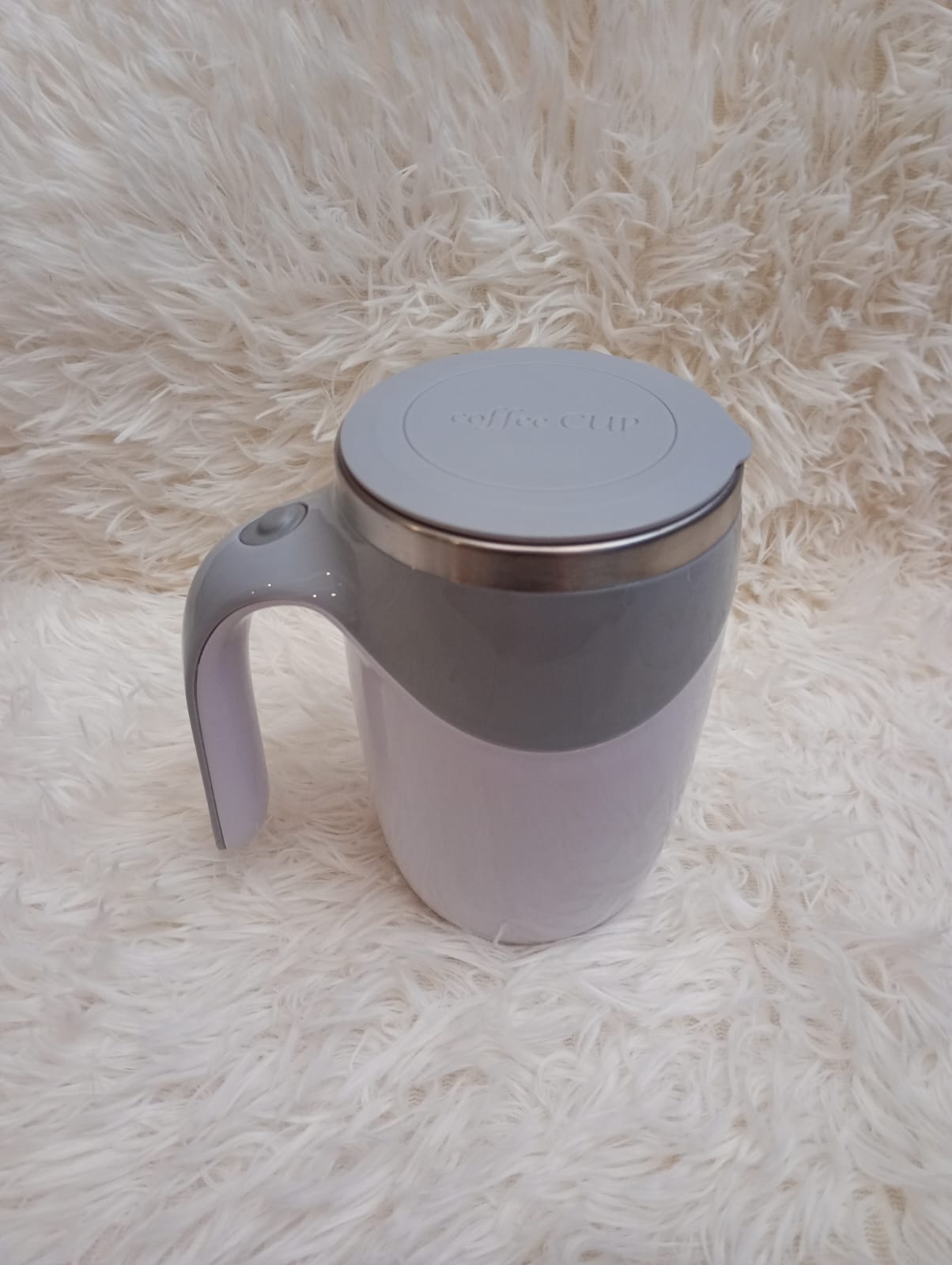 Revoluciona tu rutina con la Taza Automezcladora Recargable